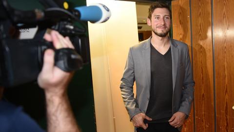 Die Athletensprecher Max Hartung kommt am aus dem Konferenzsaal.