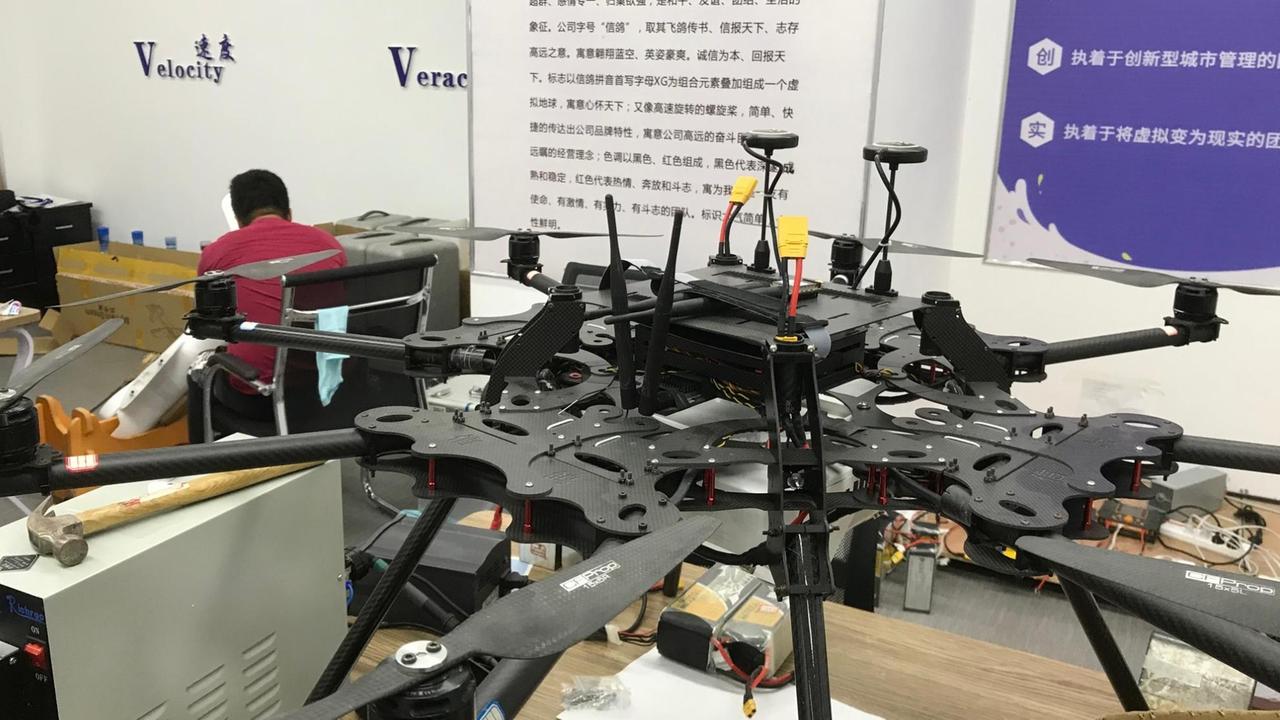 Xinge Technology heißt die Drohnen-Firma mit Sitz in Guiyang, der Hauptstadt der südchinesischen Provinz Guizhiou. Die Entwicklung der Drohnen selbst ist nur ein kleiner Teil des Firmenkonzeptes. Entscheidend ist, dass Xinge Technology aus den Bildern, Videos und Standaortdaten hochpräzise digitale Landkarten erstellt. Steffen Wurzel, 1.11.2018