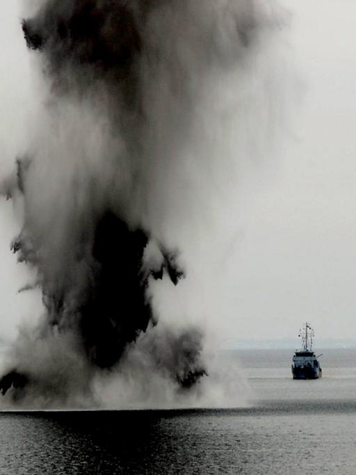 Spezialisten der Marine sprengen am 09.03.2010 auf der Ostsee vor Eckernförde eine Mine.