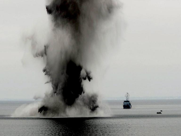 Spezialisten der Marine sprengen am 09.03.2010 auf der Ostsee vor Eckernförde eine Mine.