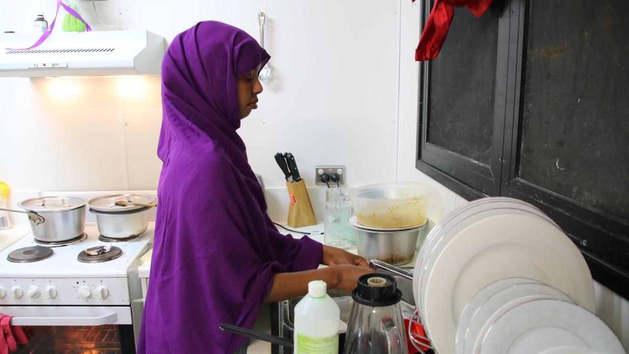 Das Foto zeigt eine Frau aus Somalia, die im Lager Five auf der Insel Nauru in der Küche steht. Sie hatte versucht, sich das Leben zu nehmen.