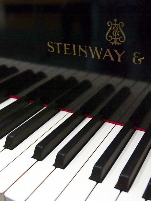 Nahaufnahme der Klaviatur eines Steinway Flügels
