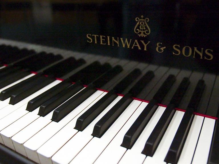 Nahaufnahme der Klaviatur eines Steinway Flügels