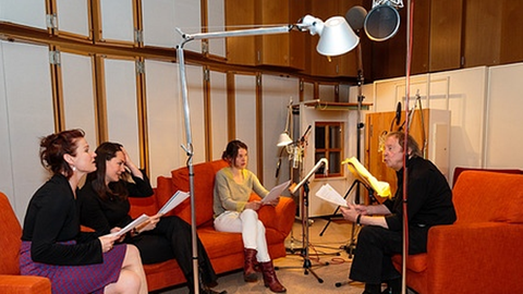 Die Sprecherinnen und Sprecher bei den Aufnahmen im Studio.