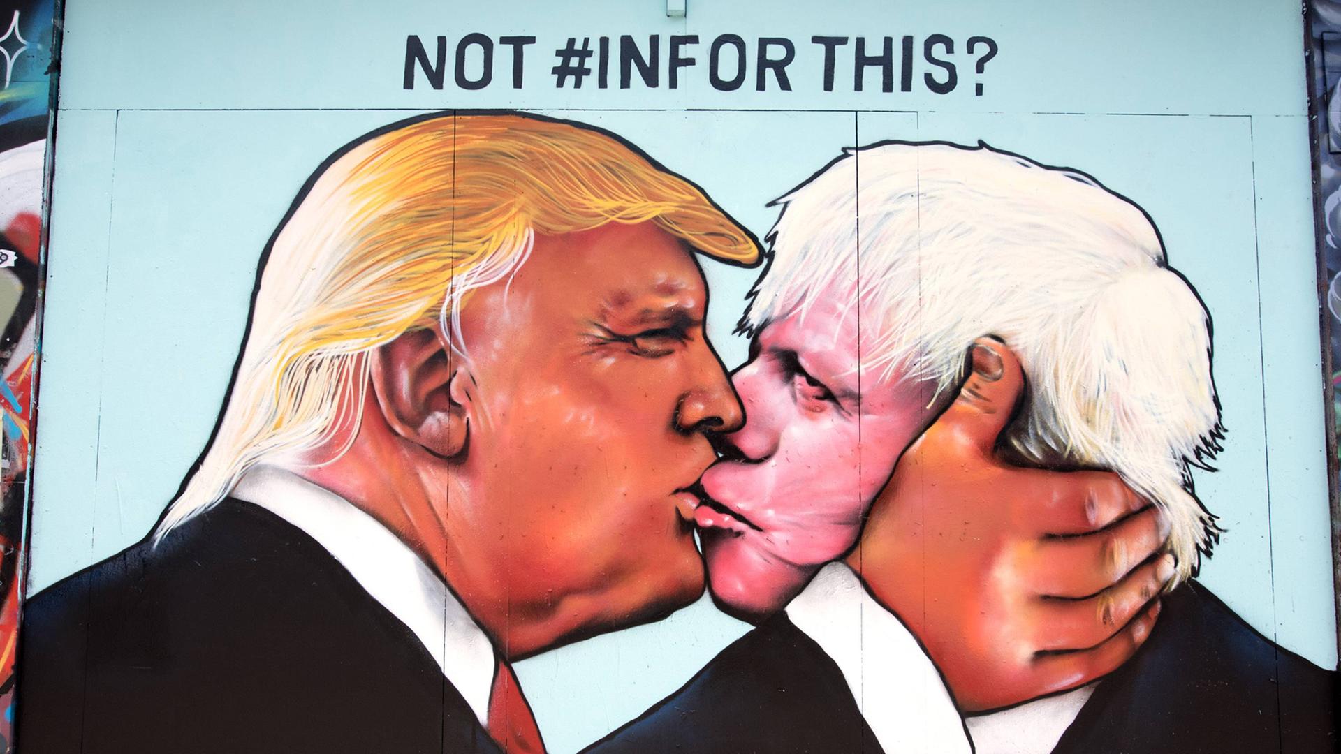 Ein Street-Art-Gemälde zeigt Donald Trump und Boris Johnson beim Küssen.