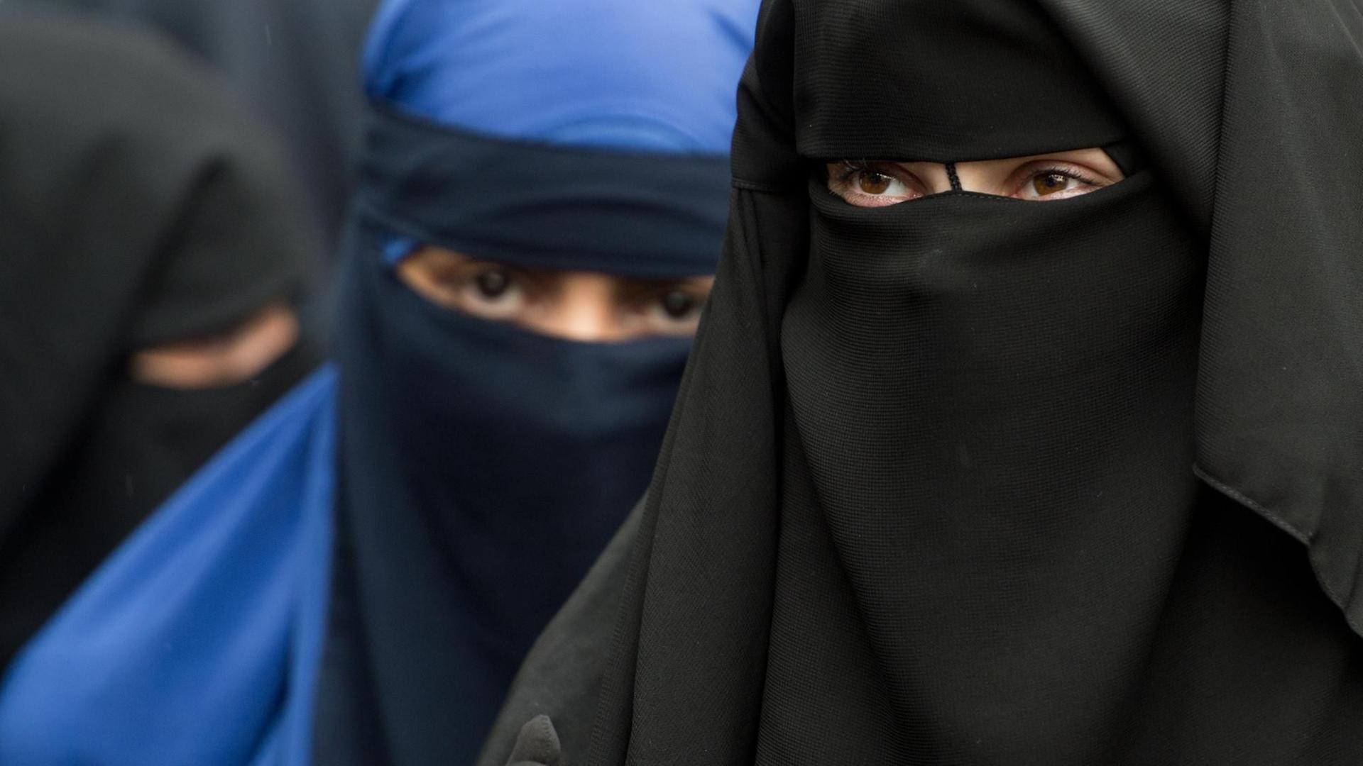 Vollverschleierte Frauen in schwarzen bzw. blauen Gewändern bei einer Salafisten-Kundgebung in Offenbach.
