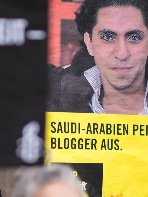 Der saudi-arabische Internetaktivist Raif Badawi wurde im Jahr 2012 verhaftet und 2014 wegen Beleidigung des Islams zu zehn Jahren Haft und 1.000 Peitschenhieben verurteilt. Hier eine Demo für Badawi Ende Januar in Berlin.