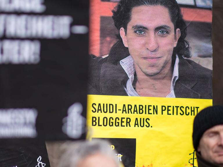 Der saudi-arabische Internetaktivist Raif Badawi wurde im Jahr 2012 verhaftet und 2014 wegen Beleidigung des Islams zu zehn Jahren Haft und 1.000 Peitschenhieben verurteilt. Hier eine Demo für Badawi Ende Januar in Berlin.