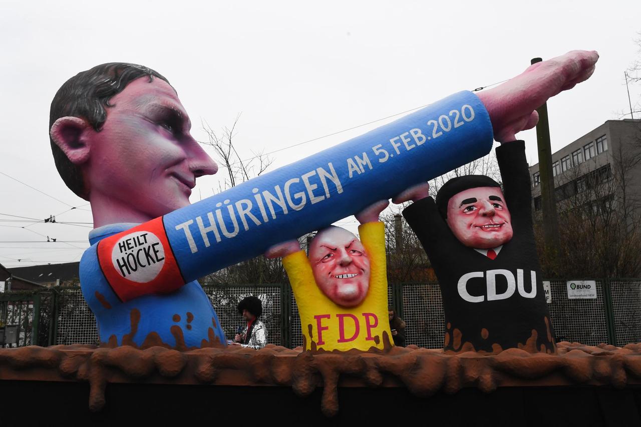 Ein Motivwagen Thüringen und Höcke steht auf der Straße vor dem Rosenmontagszug. Ein Motivwagen Thüringen und Höcke steht auf der Straße vor dem Rosenmontagszug.