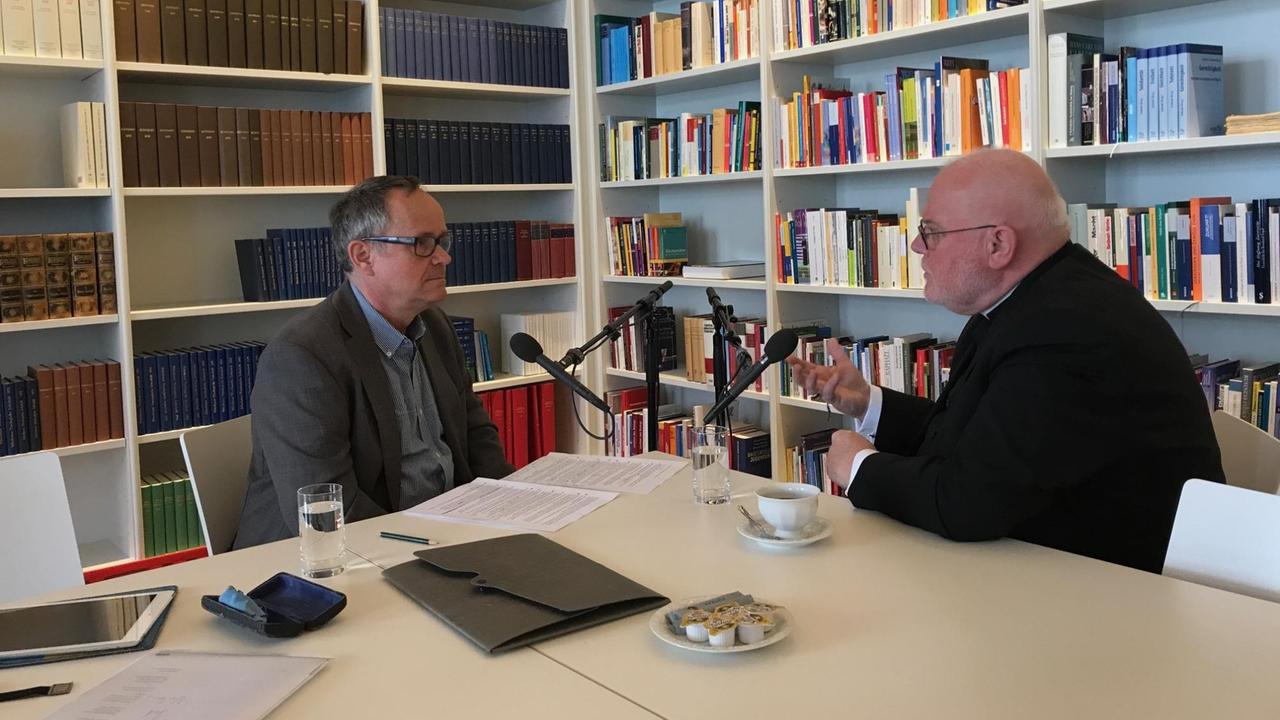 Kardinal Reinhard Marx im Gespräch mit DLF-Redakteur Andreas Main in der Bibliothek des Erzbischöflichen Palais in München.