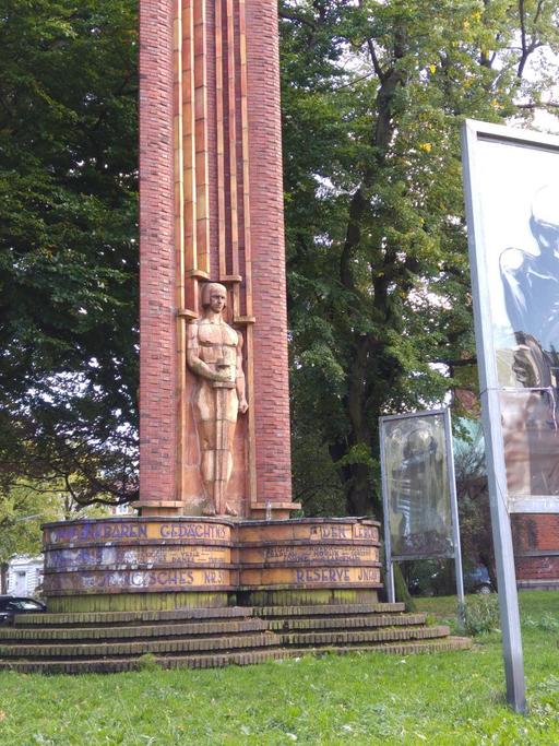 Das Kriegerdenkmal aus den 1920er Jahren auf dem Vorplatz der St. Johanniskriche in Hamburg Altona. Heute ist es umstellt von drei großen auf Plexiglas fixierten Zeichnungen, die Opfer des Krieges symbolisieren sollen.