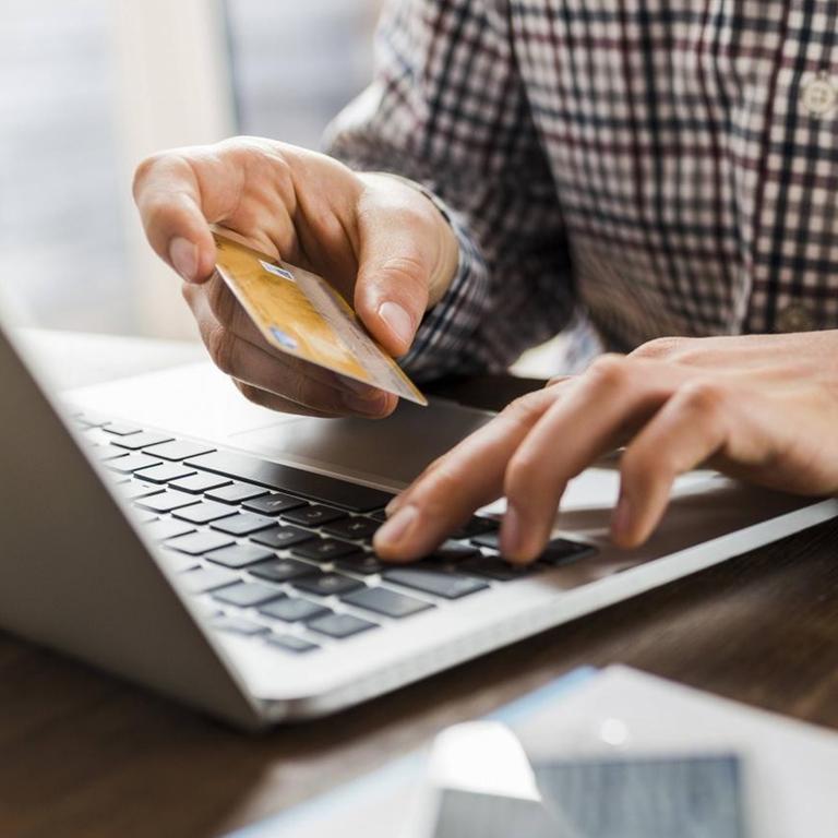 Close-up of man using laptop and holding credit card model released Symbolfoto property released PUBLICATIONxINxGERxSUIxAUTxHUNxONLY UUF006405 Close up of Man Using Laptop and Holding Credit Card Model released Symbolic image Property released PUBLICATIONxINxGERxSUIxAUTxHUNxONLY UUF006405
