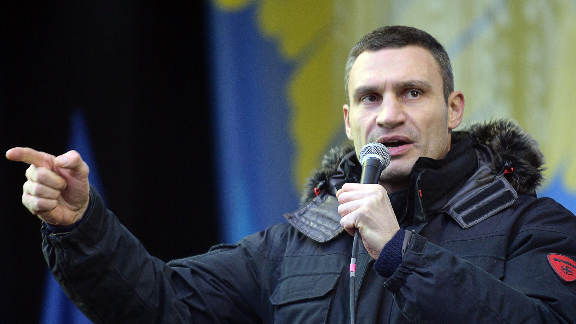 Der Chef der Oppositionspartei Udar, Vitali Klitschko, redet am 8.12.2013 bei einer Protestkundgebung in Kiew