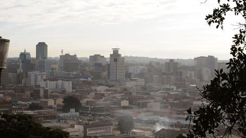 Blick auf die Hochhausskyline von Harare, der Hauptstadt von Zimbabwe, und das bergige Hinterland
