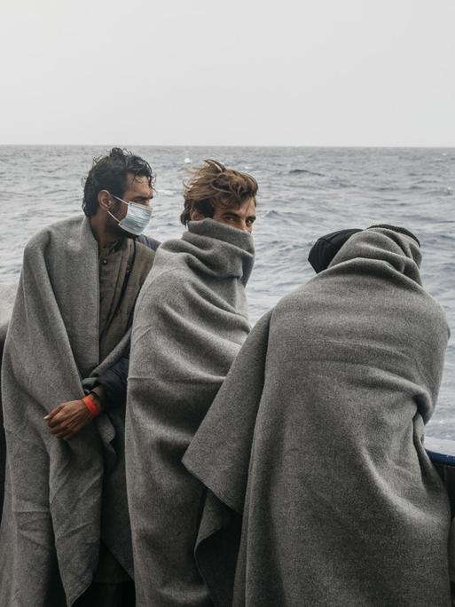 Gerettete Migranten auf einem Boot im Mittelmeer.