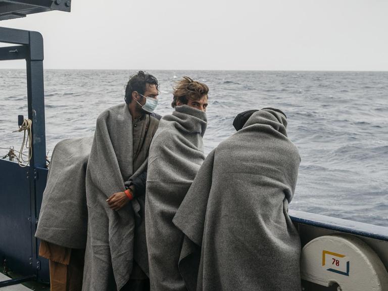 Gerettete Migranten auf einem Boot im Mittelmeer.