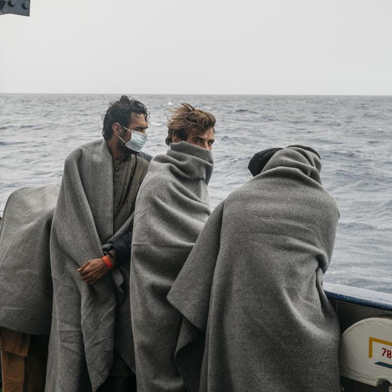 Gerettete Migranten auf einem Boot im Mittelmeer. 