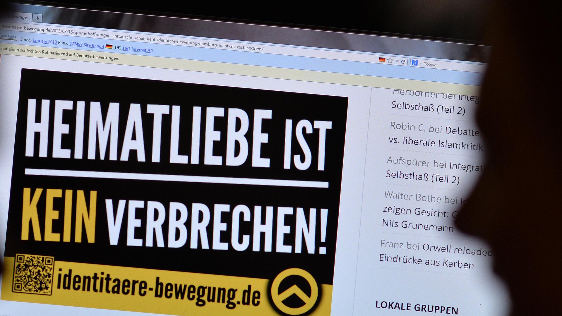 Jugendliche betrachten am 09.07.2013 in Berlin eine im rechten Bereich agierende Webseite.