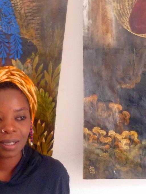 Das Foto zeigt die namibische Künstlerin Tuli Mekondjo in ihrem Atelier.