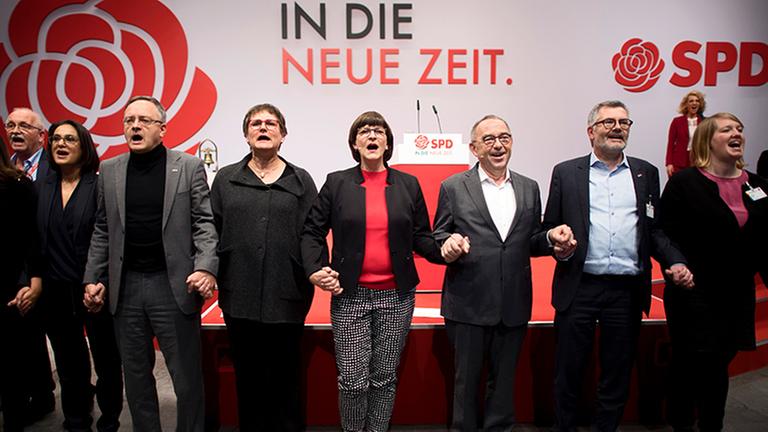 SPD-Parteitag: Saskia Esken und Norbert Walter-Borjans (M. v.l.n.r.), die neuen Parteivorsitzende der SPD, singen zusammen mit Mitglieder des Parteivorstands
