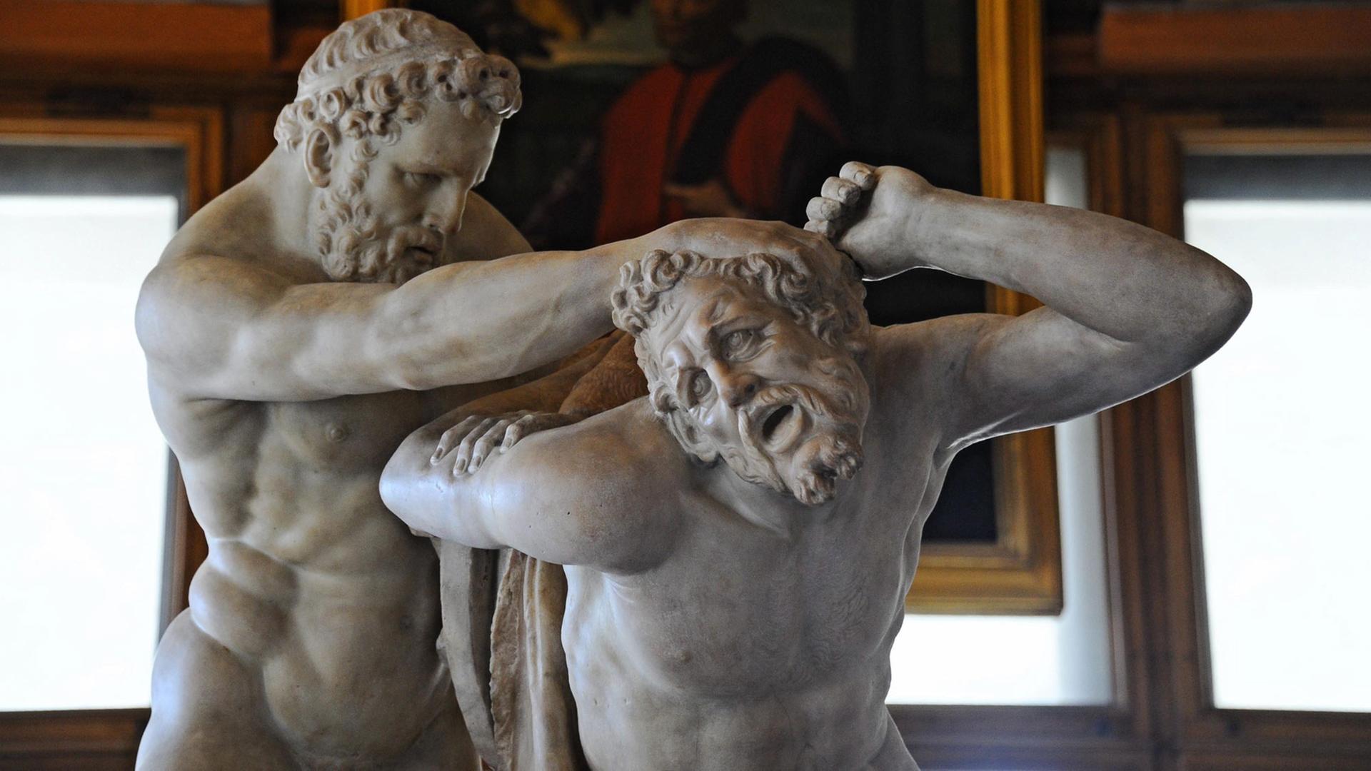 Die Marmorstatuen-Gruppe "Herkules und Nessus" (um 1600) des flämisch-italienischen Bildhauers Jean de Boulogne (1529-1608), genannt "Giambologna", steht in der Galerie der Uffizien in Florenz. Sie stellt eine Szene aus der griechischen Mythologie dar, in der Herkules den Zentauren Nessus schlägt.