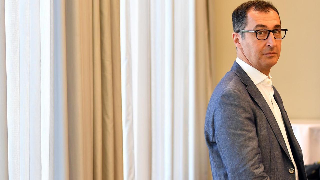 Cem Özdemir, Abgeordneter von Bündnis 90 / Die Grünen im Bundestag, blickt aus seitlich in die Kamera.