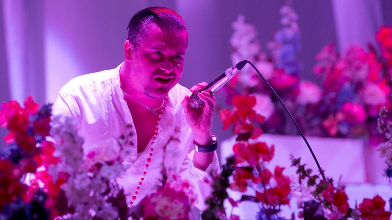 Mike Patton, Sänger der US-amerikanischen Crossoverband Faith No More, steht am 29.05.2015 in der Veltins-Arena in Gelsenkirchen (Nordrhein-Westfalen) beim Musikfestival «Rock im Revier» auf der Bühne.