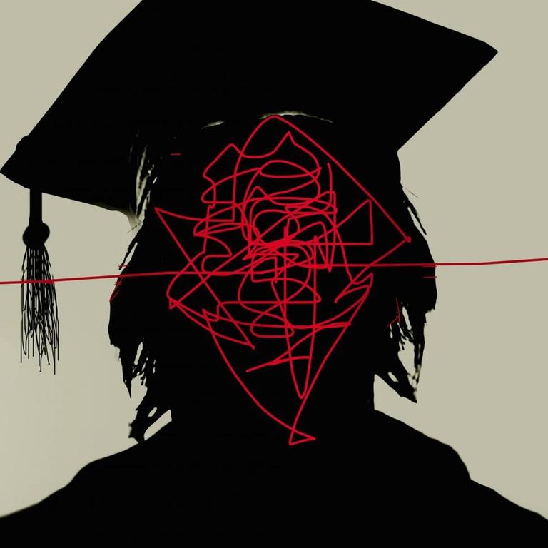 Die Form eines Menschen mit Doktorhut auf dem Kopf hebt sich gegen einen hellen Hintergrund ab. Dort wo eigentlich das Gesicht des Menschen wäre, zieht sich im Wirrwarr eine rote Linie.