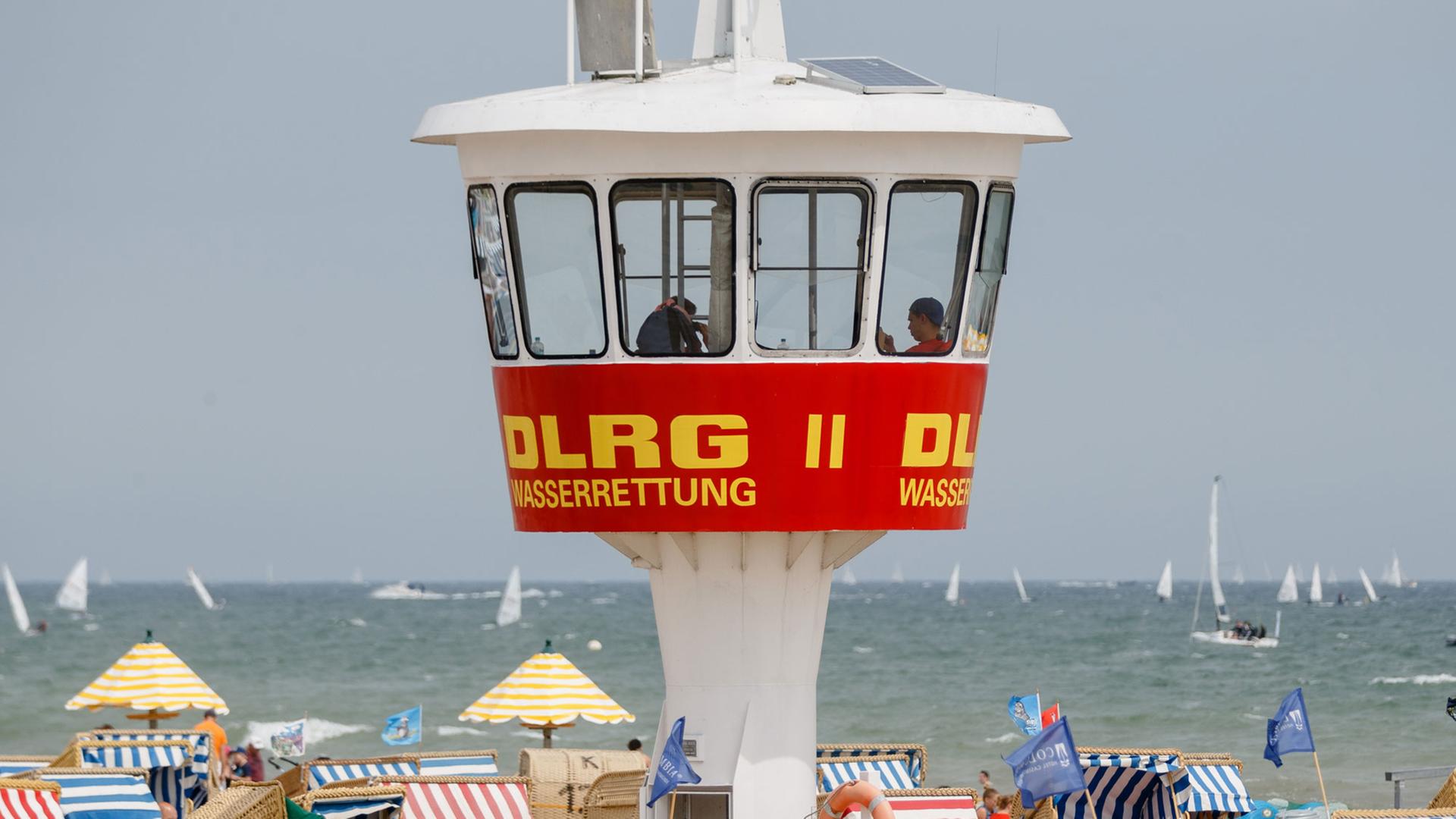 Ein Beobachtungsturm der DLRG-Wasserretter in Travemünde bei Lübeck.