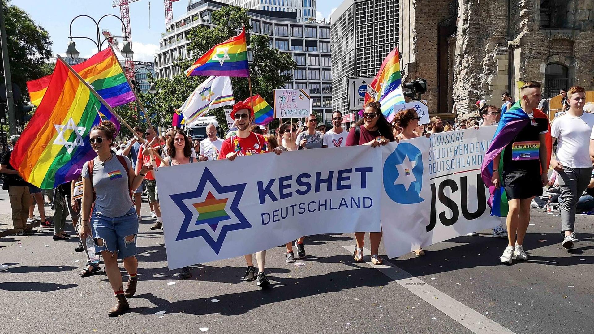 Demonstranten mit einem Keshet-Banner während der Christopher Street Day Parade 2019 in Berlin.
