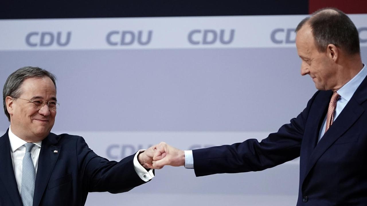 Der unterlegene Friedrich Merz (r.) gratuliert Armin Laschet zur Wahl als Parteivorsitzender beim digitalen Bundesparteitag der CDU.