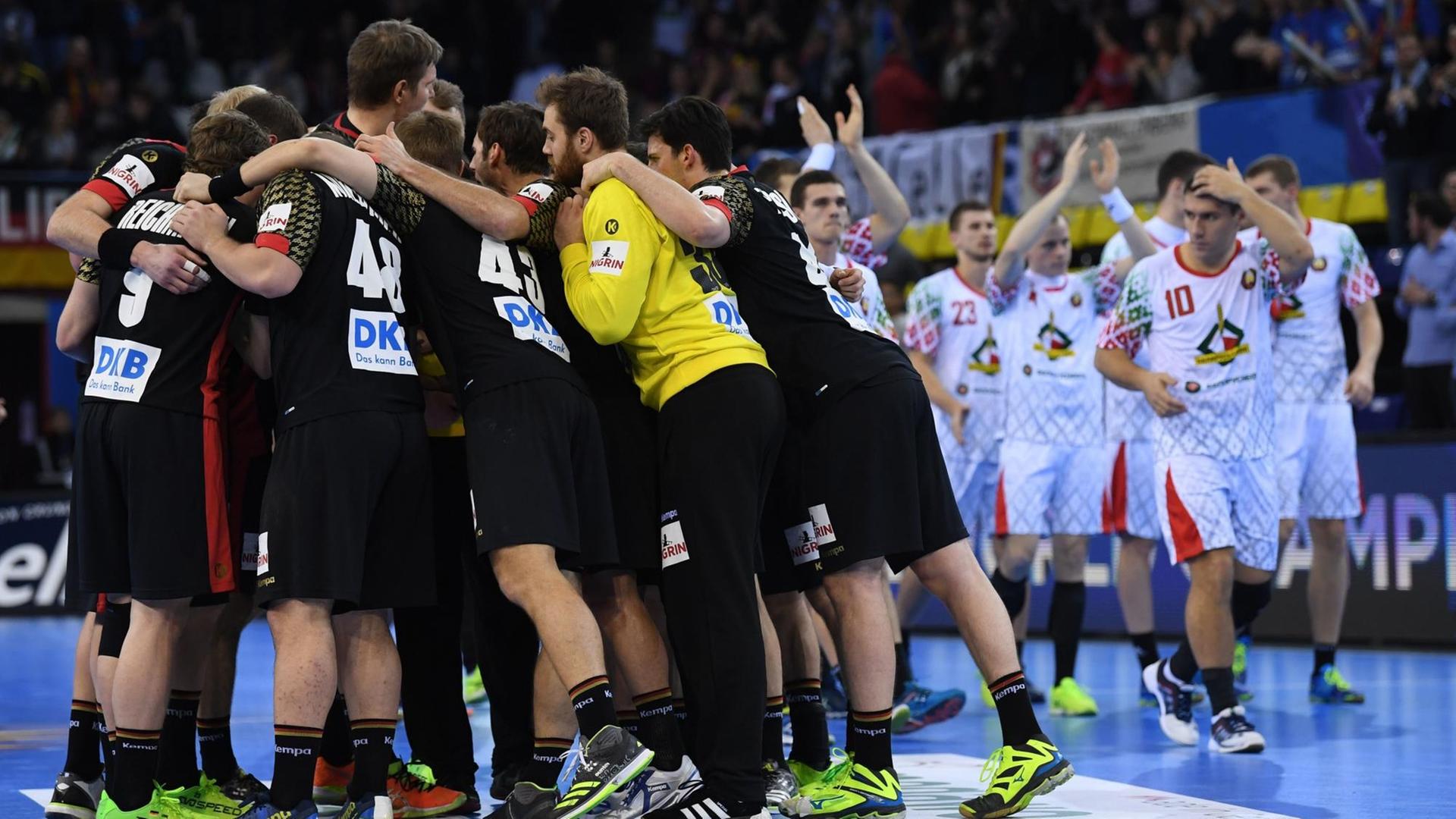 Handball WM Männer: Weißrussland - Deutschland, Vorrunde, Gruppe C, 4. Spieltag am 18.01.2017 in Rouen, Frankreich. Deutschlands Spieler (l) freuen sich über den Sieg.