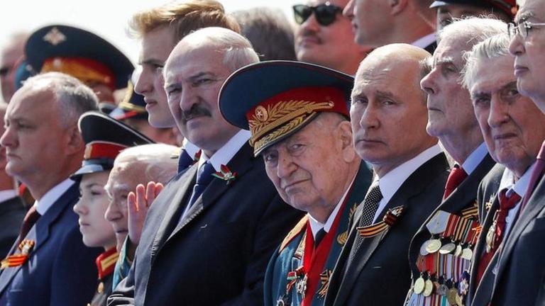 Lukaschenko und Putin bei einer Militärparade mit Offizieren und Veteranen zu Ehren des 75. Jahrestag des Siegs im 2. Weltkrieg