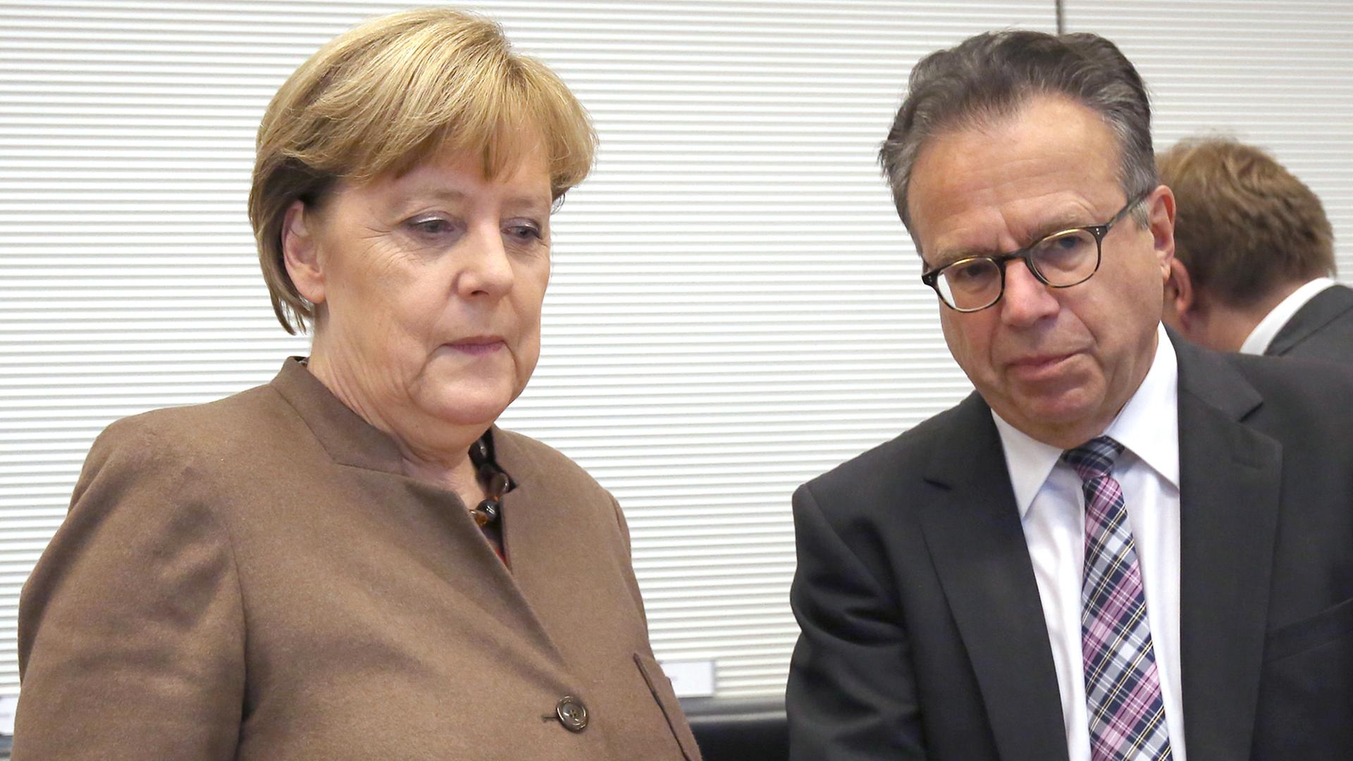 Bundeskanzlerin Angela Merkel spricht mit Ex-BAMF-Leiter Frank-Jürgen Weise (10.11.2015).