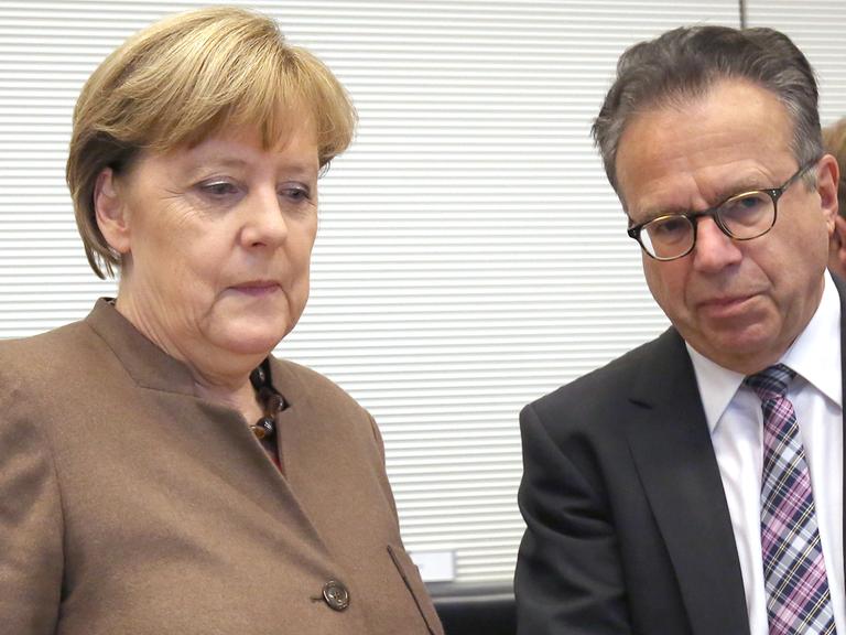 Bundeskanzlerin Angela Merkel spricht mit Ex-BAMF-Leiter Frank-Jürgen Weise (10.11.2015).