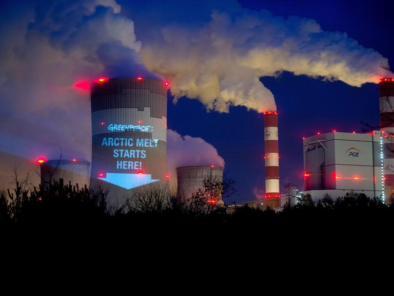 Greenpeace-Aktivisten haben den Slogan "Arctic melt starts here" auf den Kühlturm des Braunkohlekraftwerks Belchatow projiziert.