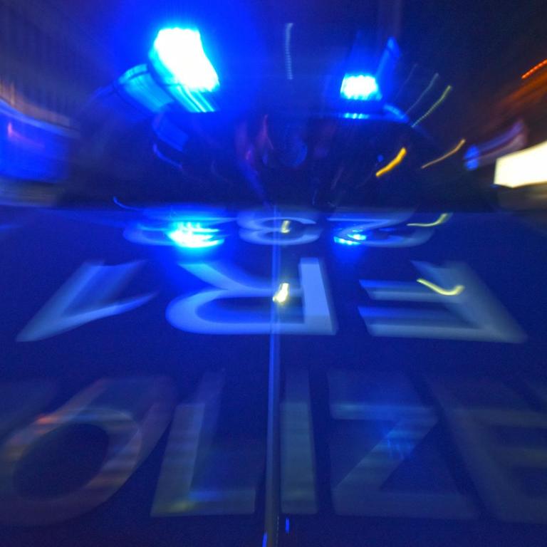 Das Foto zeigt ein Polizeifahrzeug mit Blaulicht in Freiburg.
