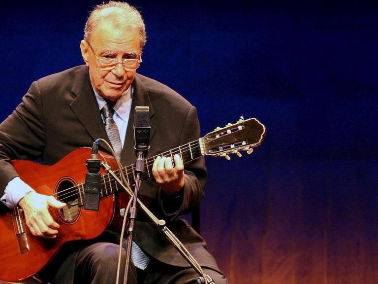 Er machte den Bossa Nova berühmt: Joao Gilberto mit seiner Akustik-Gitarre bei einem Konzert am 14. August 2008 in Sao Paulo . Der brasilianische Musiker starb am 6. Juli 2019.