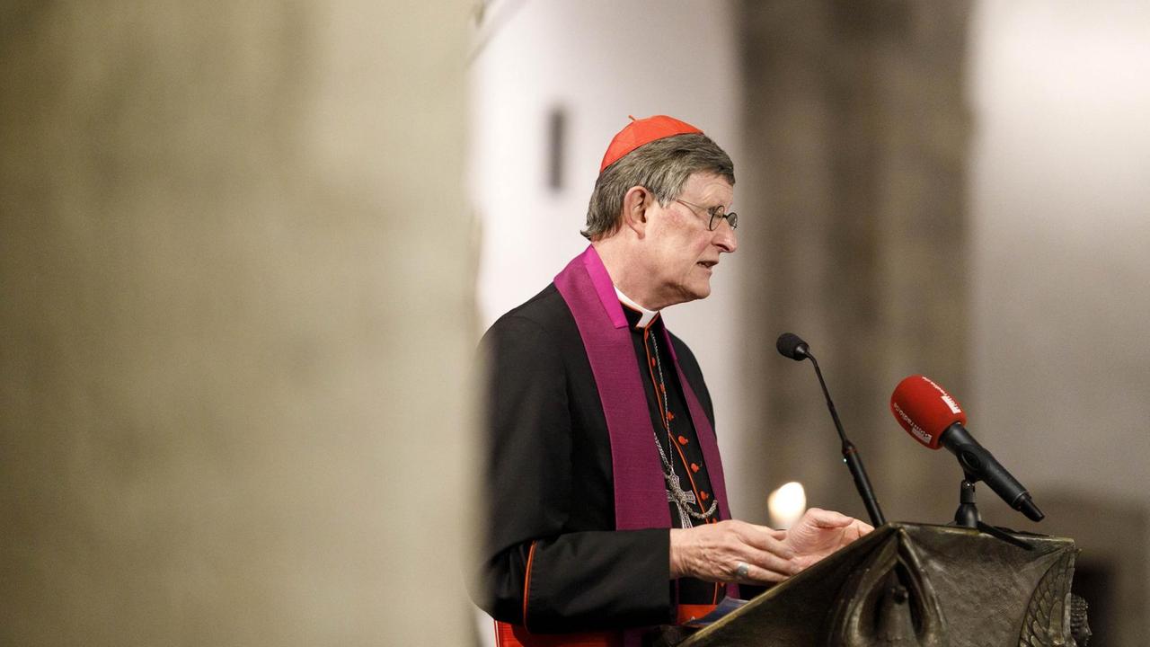 Zu sehen ist der Kölner Erzbischof Rainer Maria Kardinal Woelki während einer ökumenischen Vesper am Vorabend des 1. Advent ein in der Kölner Basilika St. Aposteln