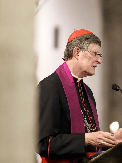 Zu sehen ist der Kölner Erzbischof Rainer Maria Kardinal Woelki während einer ökumenischen Vesper am Vorabend des 1. Advent ein in der Kölner Basilika St. Aposteln