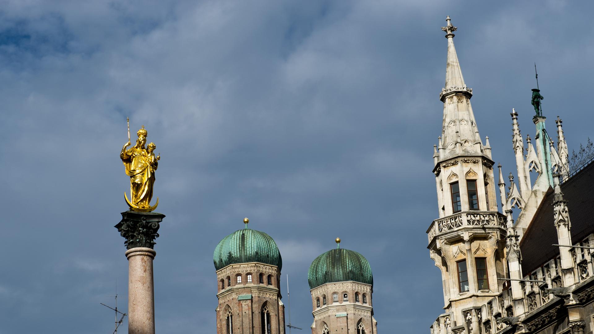 Blick auf die goldenen Mariensäule, die Frauenkirche und das Rathaus in München.