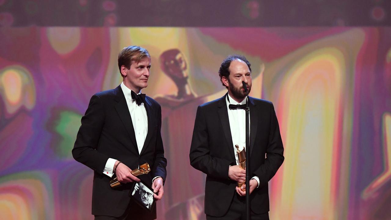 Ausgezeichnet mit dem Preis für das beste Drehbuch: Lars Kraume (l.) und Olivier Guez erhalten den Deutschen Filmpreises, Lola, 2016 für "Der Staat gegen Fritz Bauer".