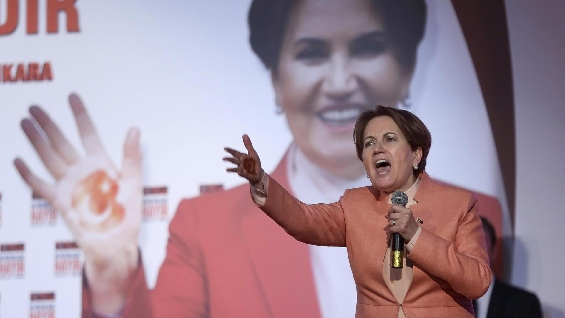 Die türkische Politikerin Meral Aksener ruft in ein Publikum. Die türkische Politikerin Meral Aksener ruft in ein Publikum.