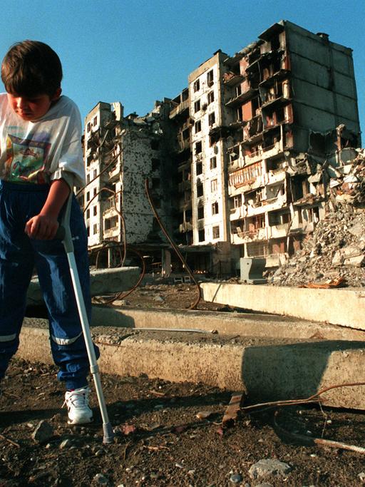 31.7.1995: Der achtjährige tschetschenische Junge Mischa Jepiphantschew geht auf Krücken durch die Straßen von Grosny.