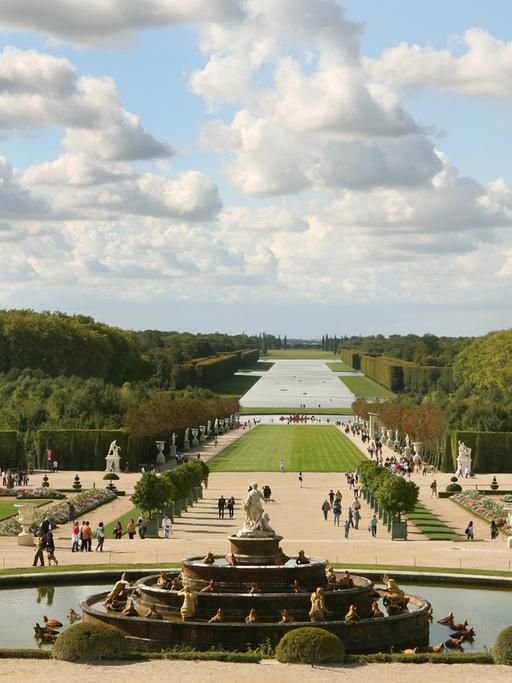 Besucher laufen durch die Gärten der Schlossanlage von Versailles am Stadtrand von Paris, aufgenommen am 12.09.2008.