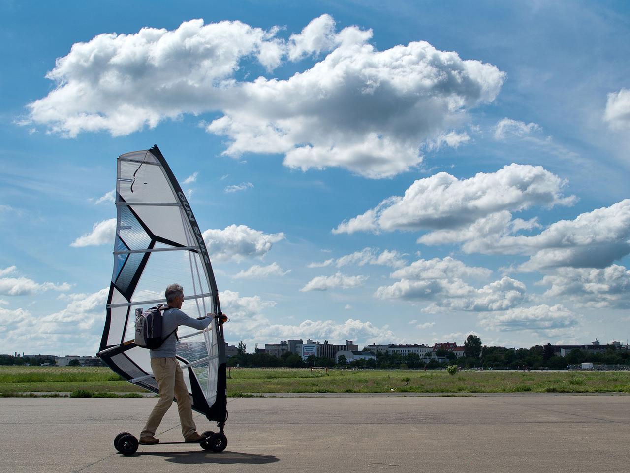 Ein Windsurfer auf einem Board ist am 16.05.2014 auf dem Tempelhofer Feld in Berlin unterwegs.