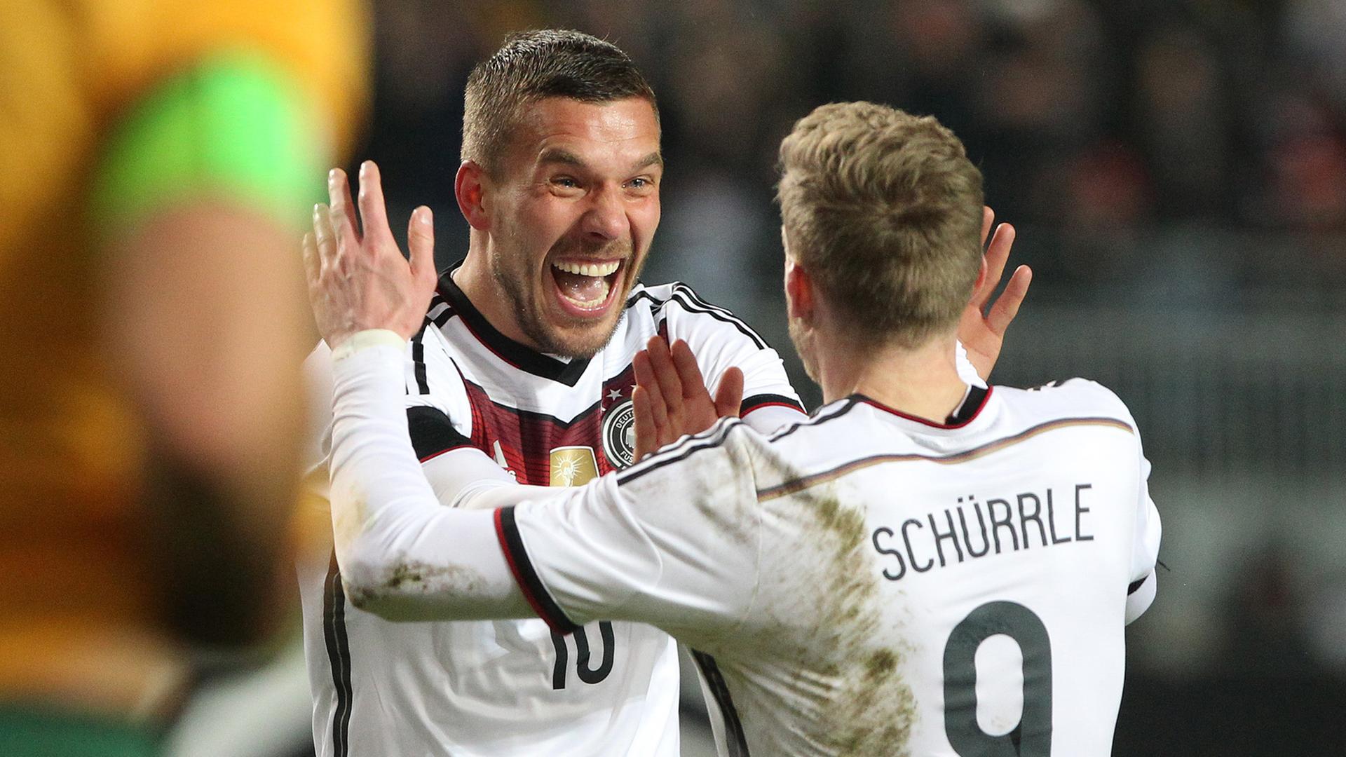 Podolski lacht gemeinsam mit André Schürrle Podolski lacht gemeinsam mit André Schürrle
