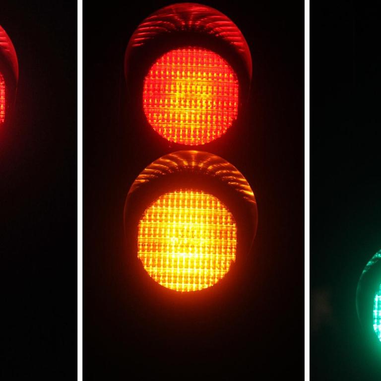 Rotes, rot-gelbes und grünes Ampellicht ist am Dienstag (03.01.2012) in München (Oberbayern) an einer Fußgängerampel bei Nacht zu sehen 