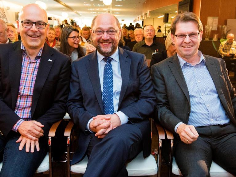 Schleswig-Holsteins Ministerpräsident Torsten Albig (l-r, alle SPD), Martin Schulz und der SPD-Landeschef und Bundes-Vize Ralf Stegner.