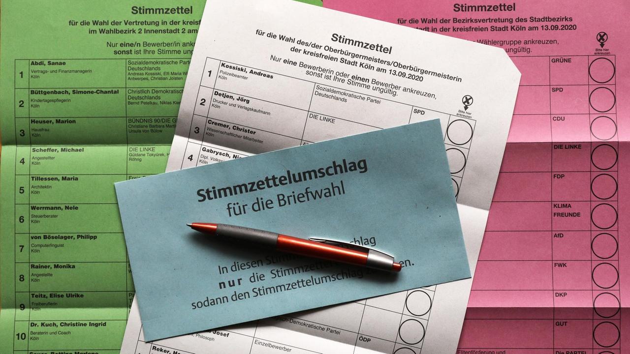 Stimmzettel und ein Umschlag für die Briefwahl für die Kommunalwahlen am 13. September 2020 in Nordrhein-Westfalen
